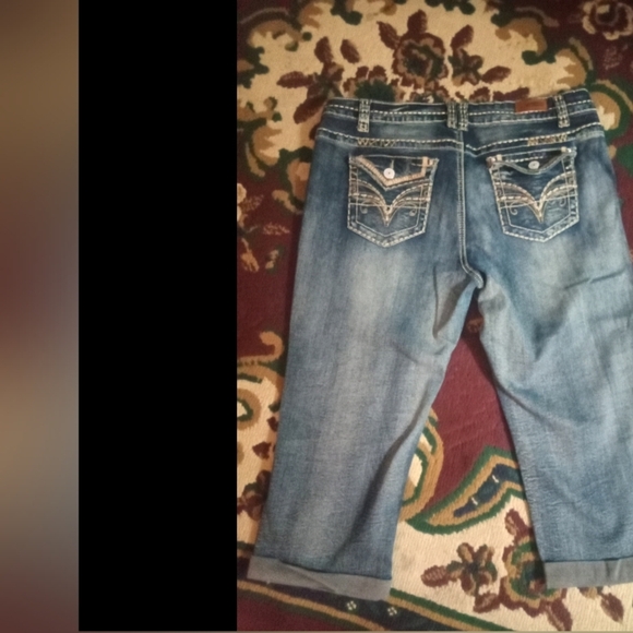 🤠Almost Famous Cropped Embroidered Jeans Size 15 - Picture 5 of 7